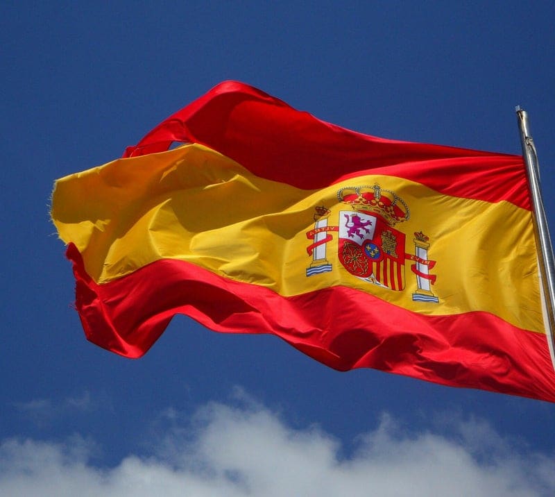 Bandera de España ondeando