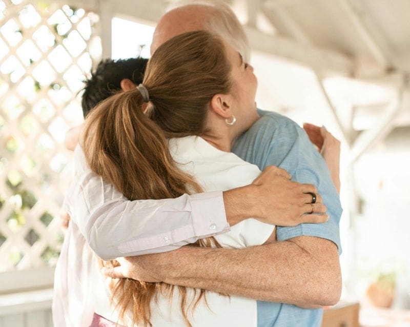Varios familiares abrazándose