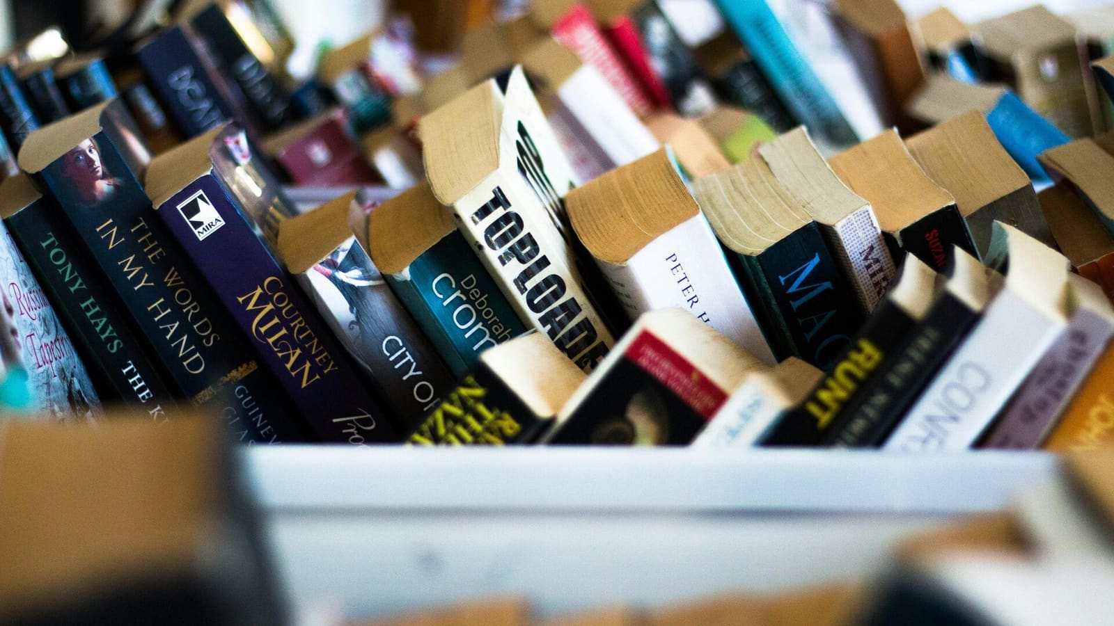 Libros de bolsillo de segunda mano en una caja